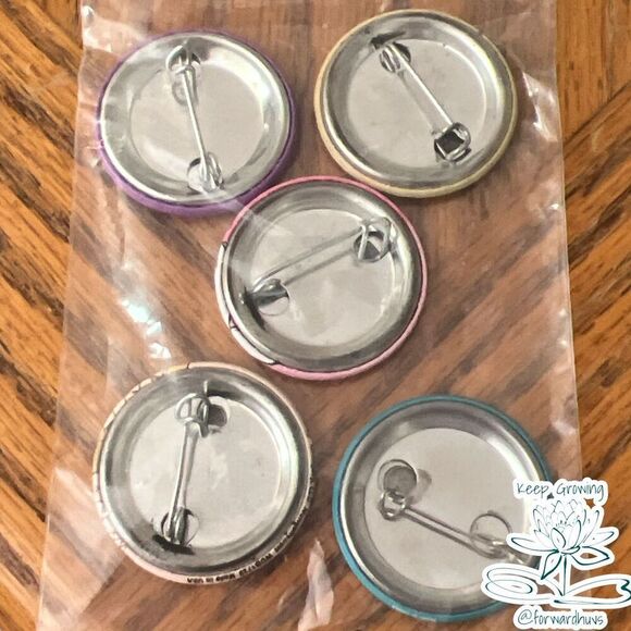 Disney - 4 Disney Buttons + Corgi Button - Picture 6 of 9